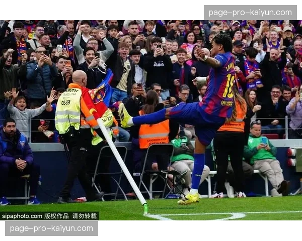 西甲国家德比半场:巴萨1-0皇马,16岁小将亚马尔兜射破门 西甲国家德比半场:巴萨1-0皇马,16岁小将亚马尔兜射破门